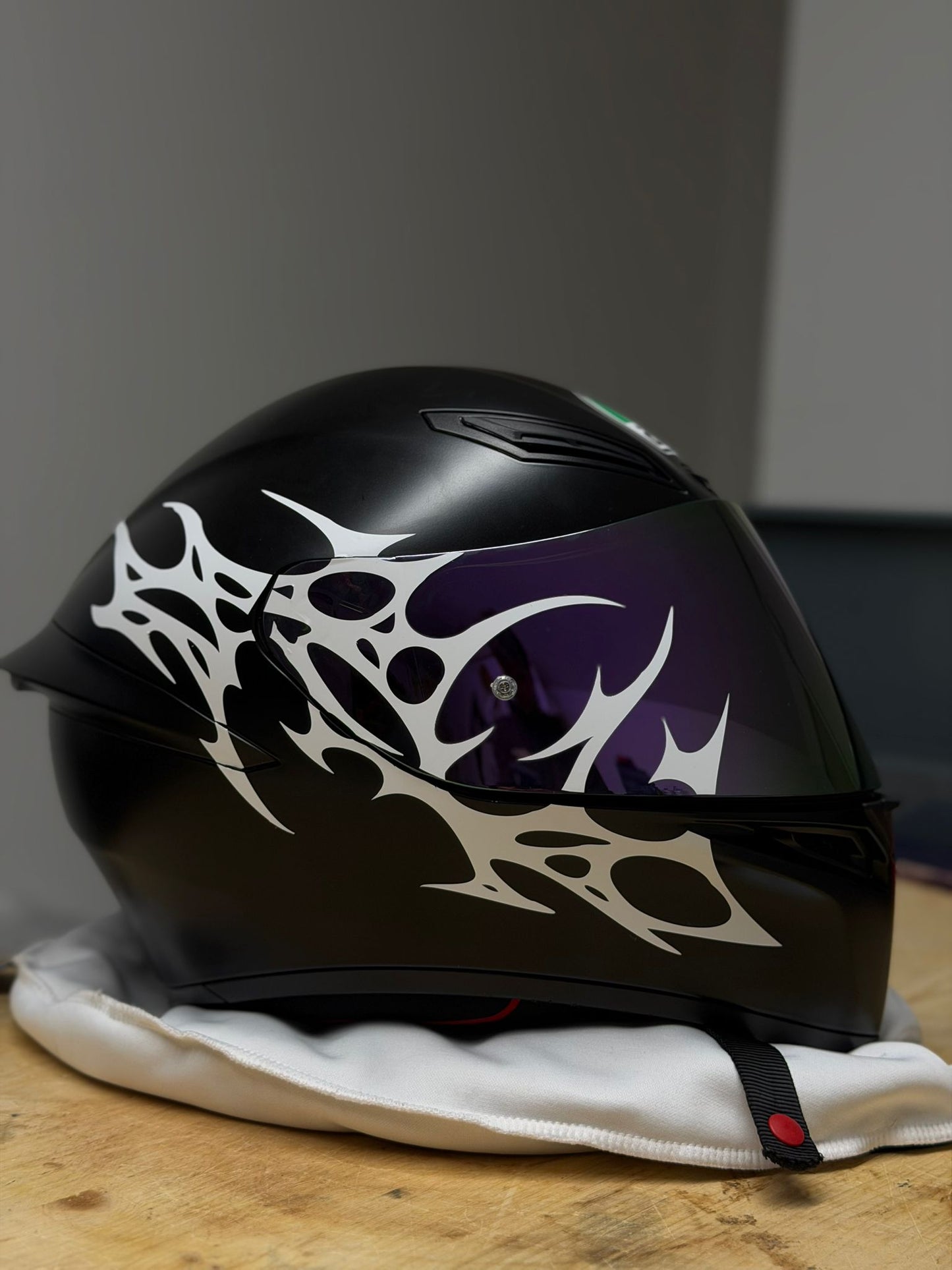 Adesivo casco integrale hardstyle fulmine